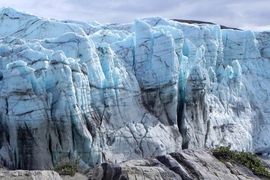 A photo of the edge of the Greenland ice sheet. “With our technique, we can continuously monitor ice sheet volume changes associated with winter and summer,” Germán Prieto says.
